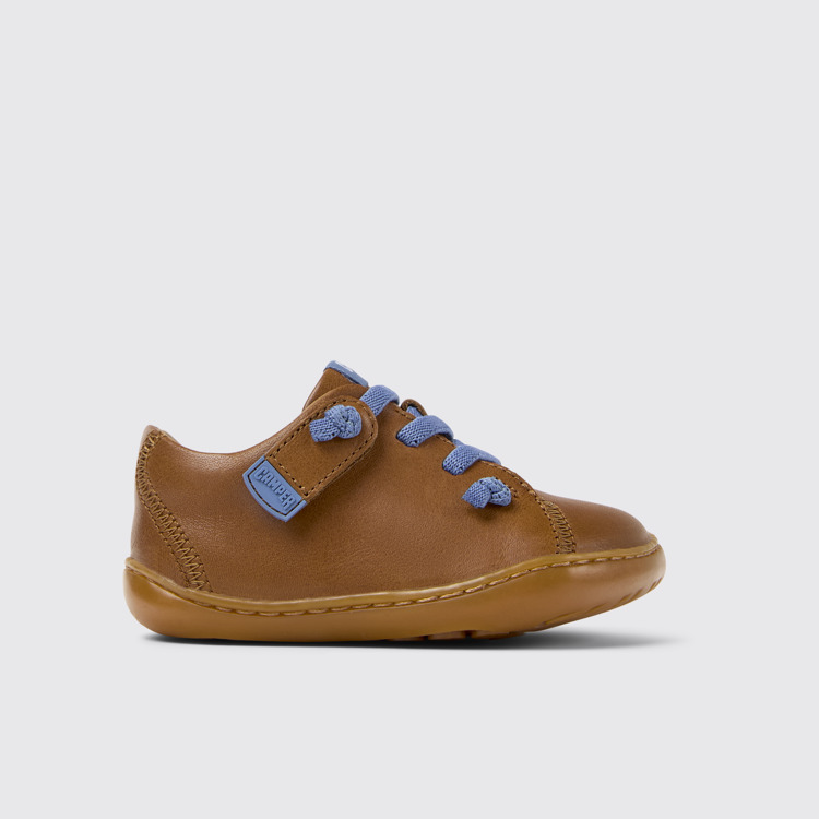 Peu Chaussures en cuir marron pour enfant.