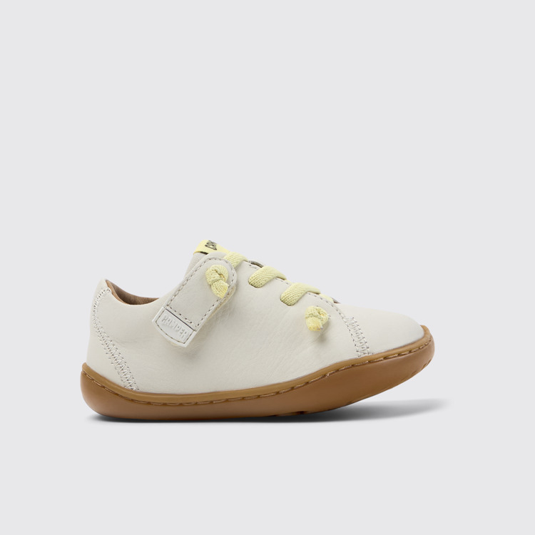 Peu Chaussures en cuir blanc pour enfant.