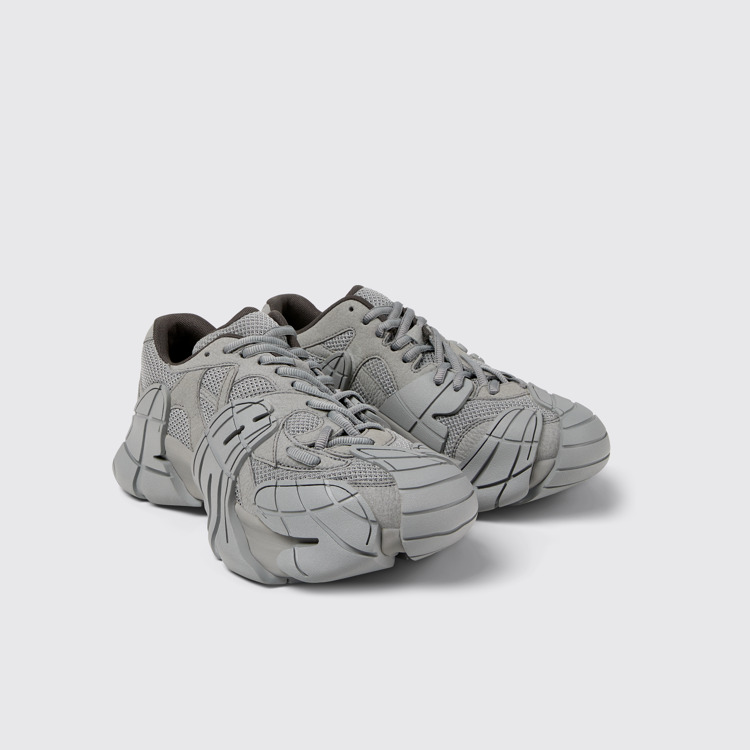 มุมมองด้านหน้าของ Tormenta Gray Textile Sneakers