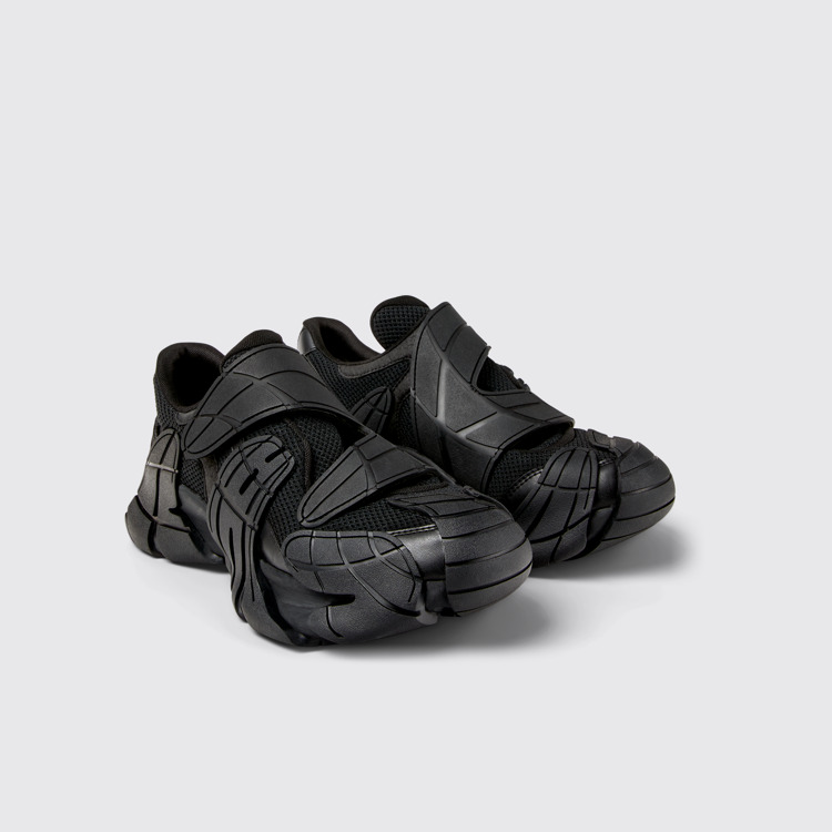 มุมมองด้านหน้าของ Tormenta Black Textile Sneakers