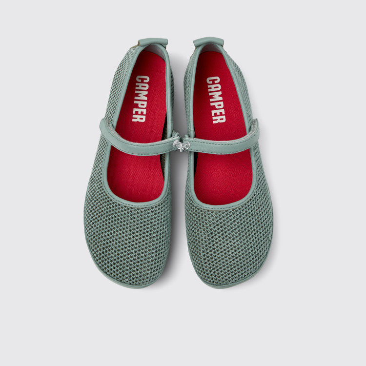 Right Green TENCEL® Lyocell and Leather Moccasins for Women. modelin üstten görünümü