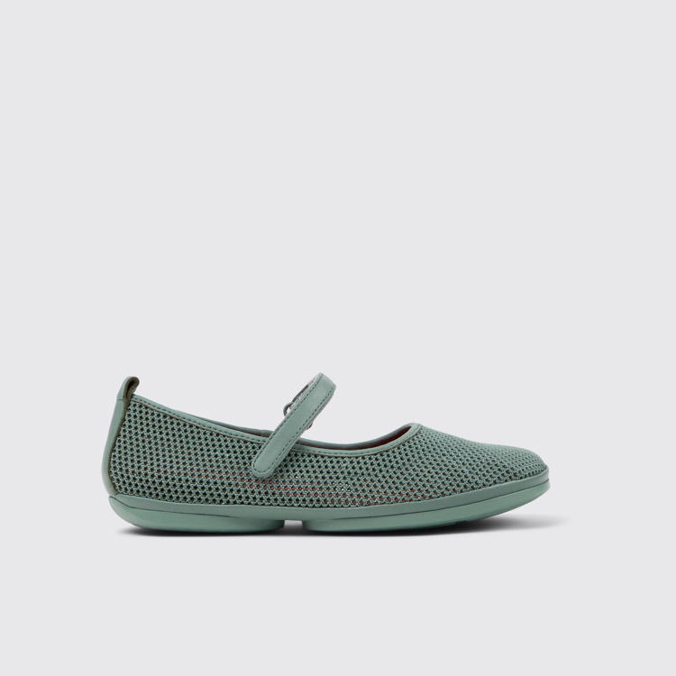 Right Green TENCEL® Lyocell and Leather Moccasins for Women. modelin yandan görünümü