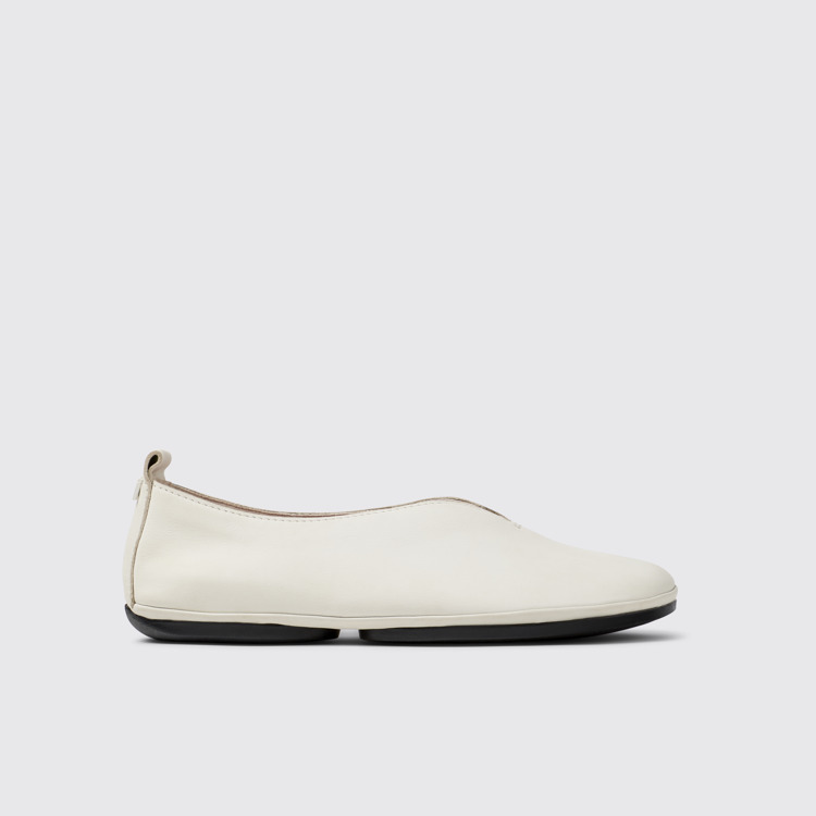 มุมมองด้านข้างของ Right White Leather Moccasin Ballerina for Women.