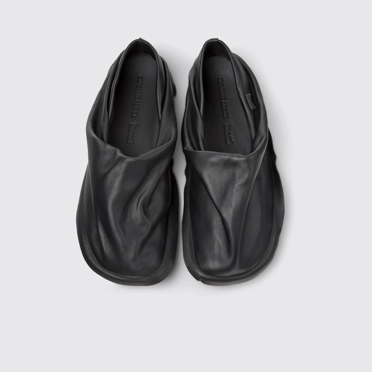 靴 issei miyake camper K201849-001_C.jpg