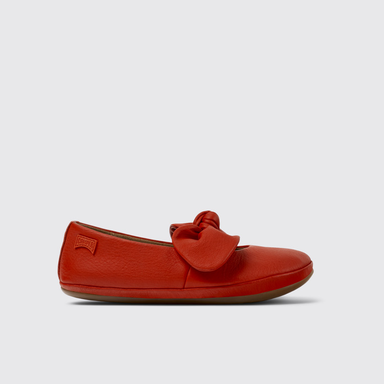 มุมมองด้านข้างของ Right Red Leather Ballerina for Kids.