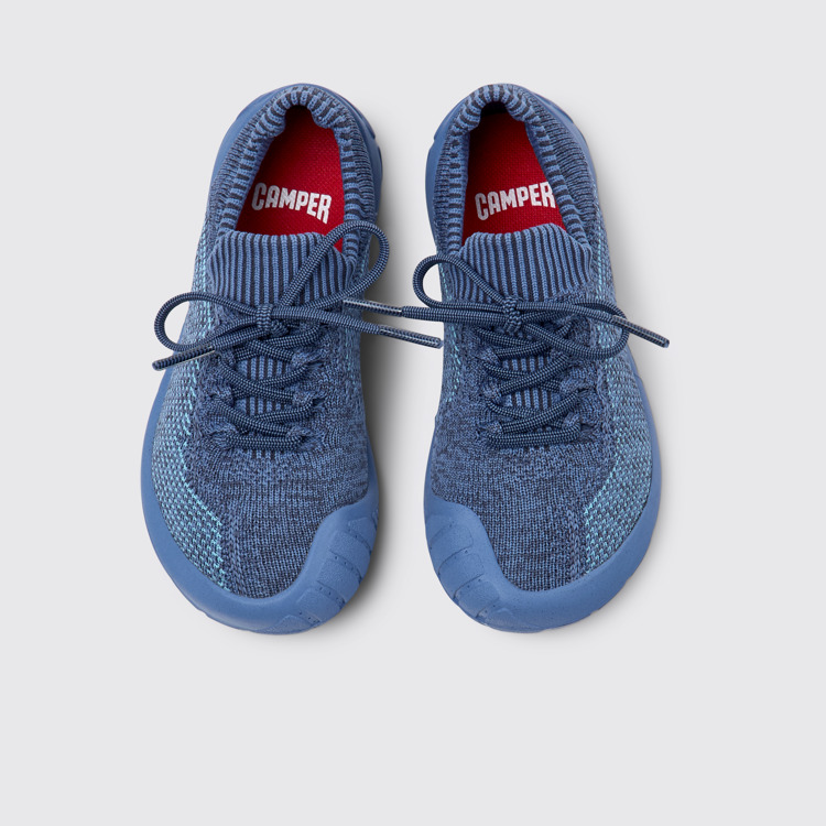 Peu Blauwe kindersneaker met simplified knit-bovenwerk.