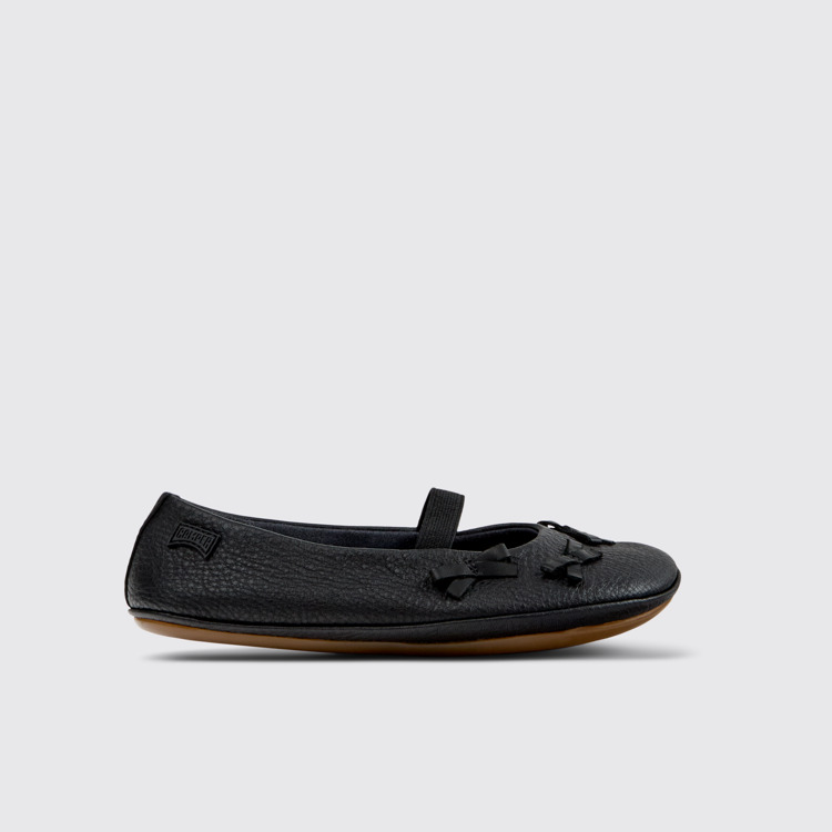 มุมมองด้านข้างของ Twins Black Leather Ballerinas for Kids.