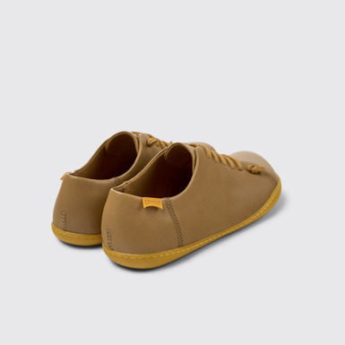 มุมมองด้านหลังของ Peu รองเท้าหนังสีเบจสำหรับผู้ชาย