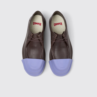Junction Chaussures en cuir marron pour homme.