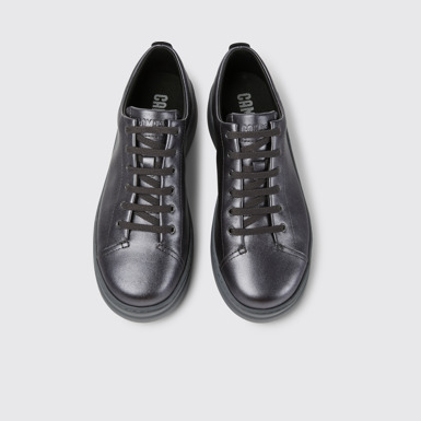 Runner Up Sneaker de color gris metalizado para mujer