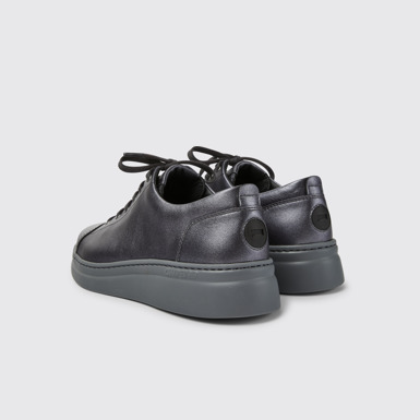 Runner Up Sneaker de color gris metalizado para mujer