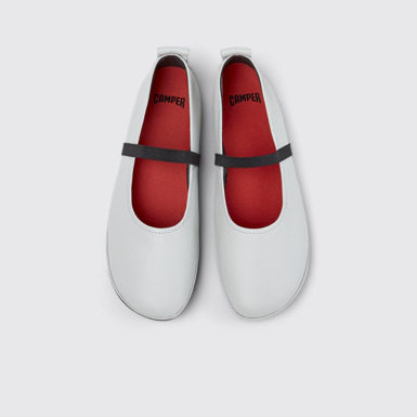 มุมมองด้านบนของ Right Nina รองเท้าบัลเลริน่าหนังสีเทาสําหรับผู้หญิง