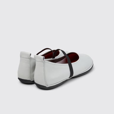 มุมมองด้านหลังของ Right Nina รองเท้าบัลเลริน่าหนังสีเทาสําหรับผู้หญิง