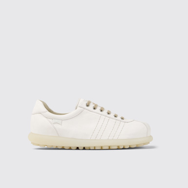 Pelotas Zapatos de piel blanca para mujer.