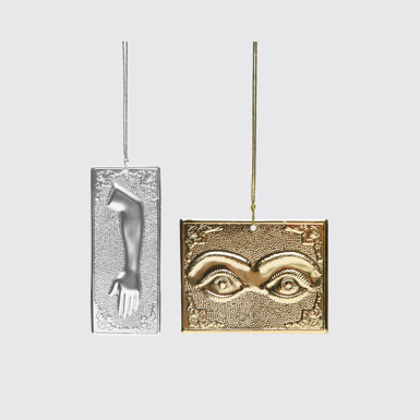 Side view of Tamata Gold and silver plaques