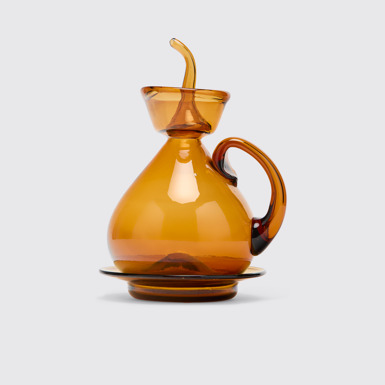Side view of Bética Gordiola Oiler Amber glass oil cruet with plate