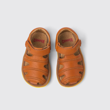 Overhead view of Bicho Brown leather sandals for kids