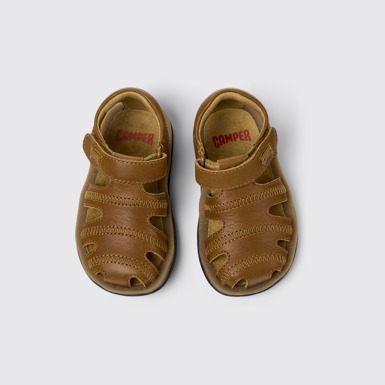 Bicho Sandales fermées en cuir marron pour enfants.