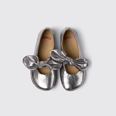 Overhead view of Right Nina Silver Leather Ballerinas for Kids.