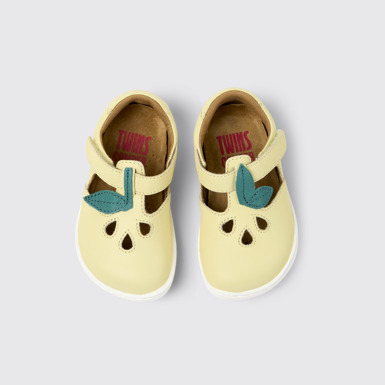 Twins Sandalias cerradas de piel amarillas para niños.
