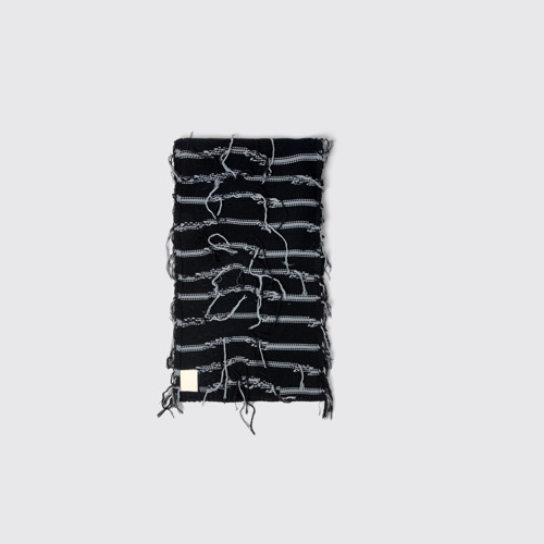 Image of Knit Scarf Siyah Intarsia Örgü Atkı modelin yandan görünümü
