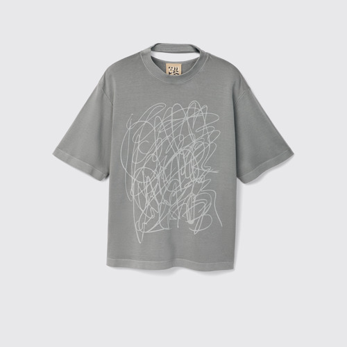 Image of T-Shirt Gray Mineral Dye Boxy T-Shirt modelin yandan görünümü