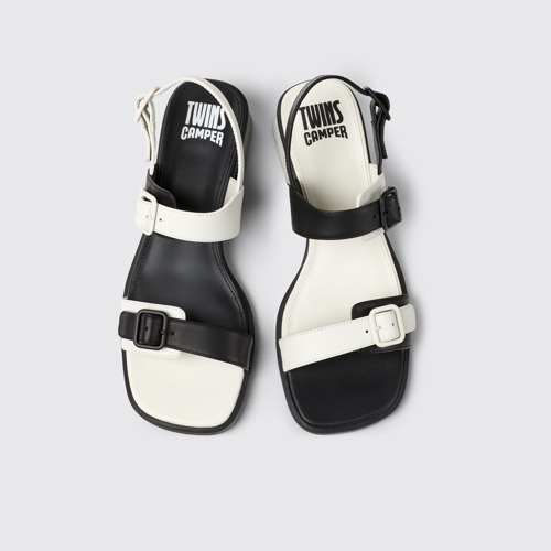 Twins Kadınlar için beyaz ve siyah deri sandaletler. modelin üstten görünümü