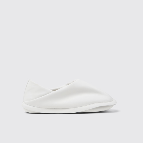 Image of Camper x ISSEY MIYAKE - Peu Form Zapatos de piel blanca para mujer.