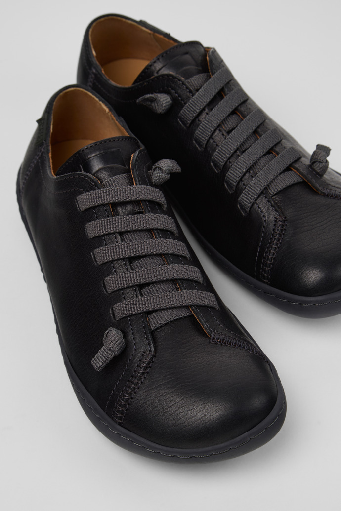 Peu Chaussures en cuir noir Pour femme.