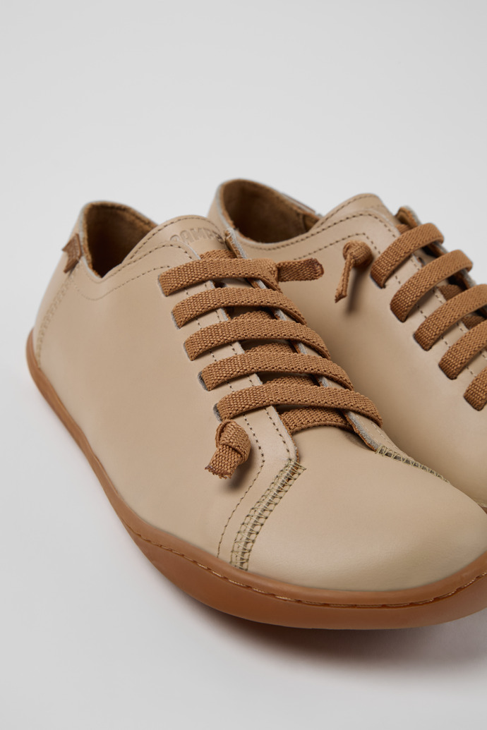 Peu Chaussures en nubuck beige pour femme.
