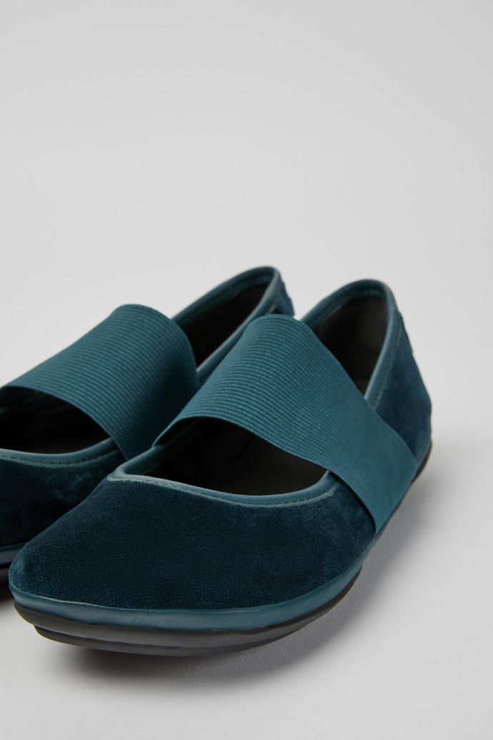 Close-up view of Right Green velvet leather ballerina shoes