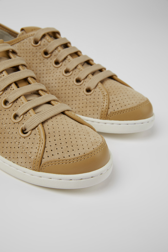 Close-up view of Uno Beige sneaker for women