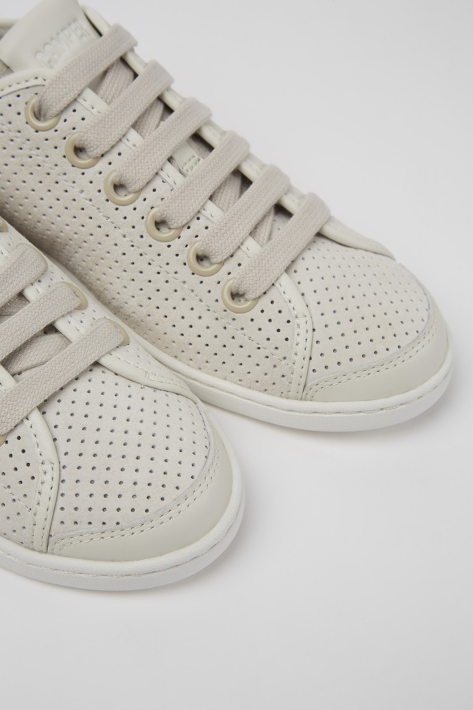 Close-up view of Uno Beige and white leather sneakers for women