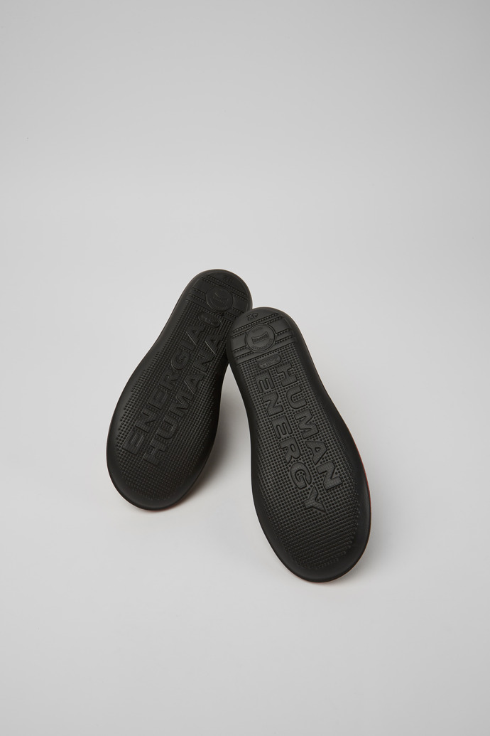 The soles of Beetle Black lightweight sneaker for men