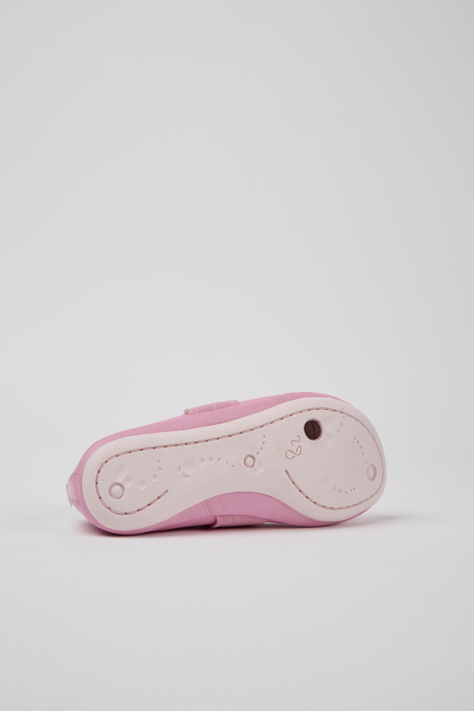The soles of Right Pink leather ballerinas for girls