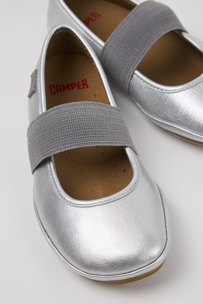 Close-up view of Right Silver Leather Ballerina for Kids.