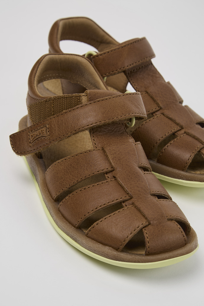 Bicho Sandal infantil tancada de pell de color marró.