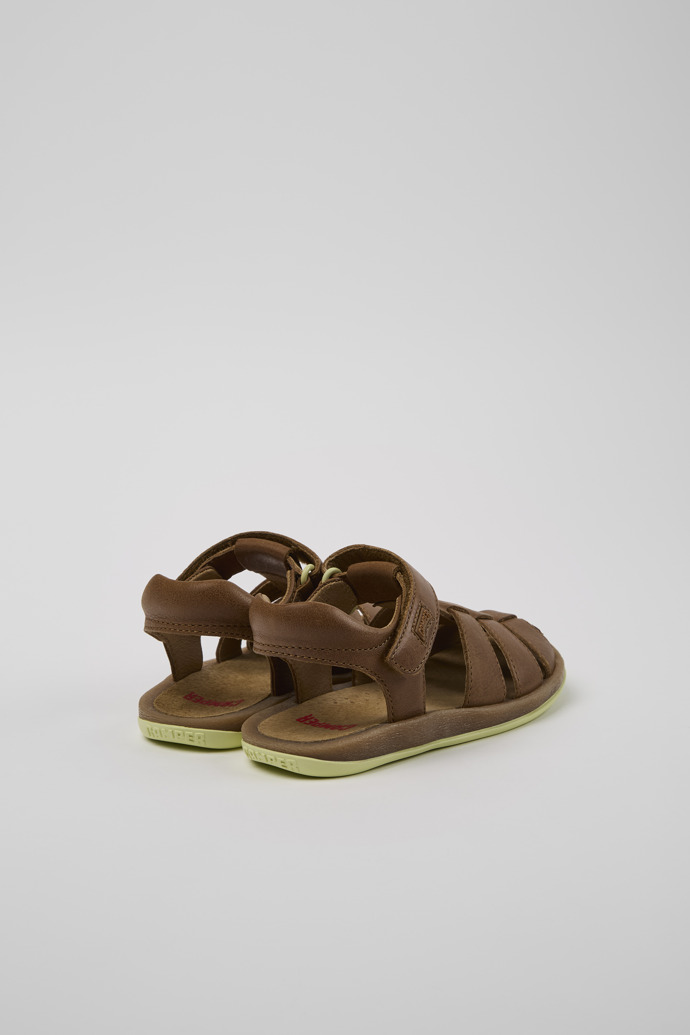 Bicho Sandal infantil tancada de pell de color marró.