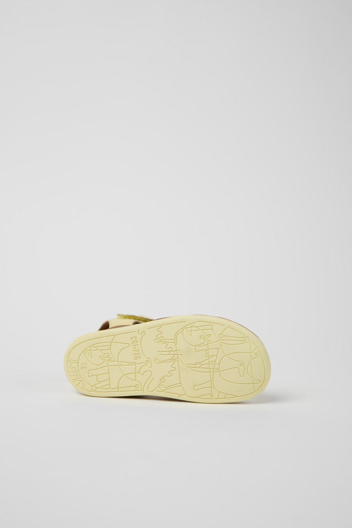 Bicho Sandales fermées en cuir jaune pour enfants.