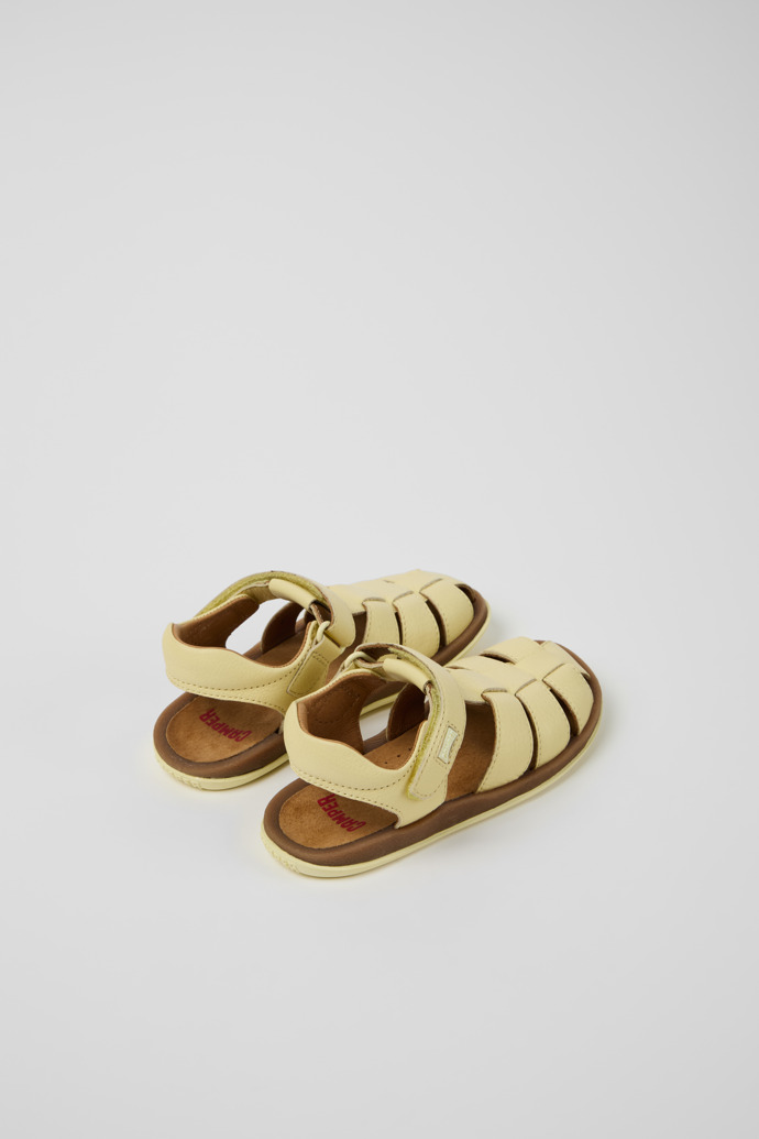 Bicho Sandales fermées en cuir jaune pour enfants.