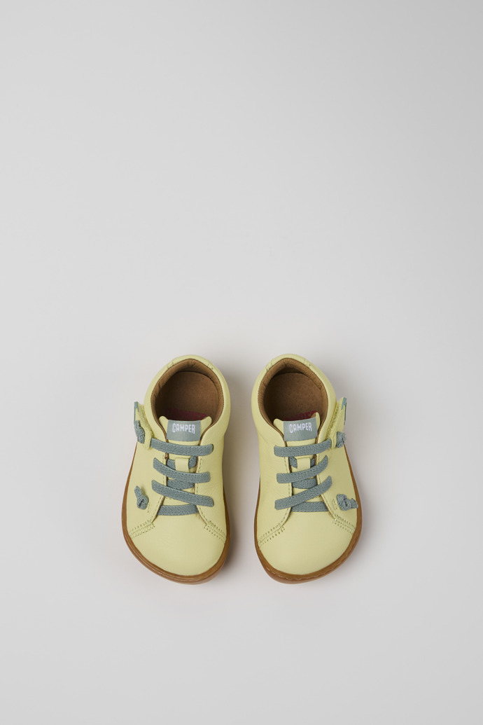 Peu Chaussures pour enfant en cuir jaune.