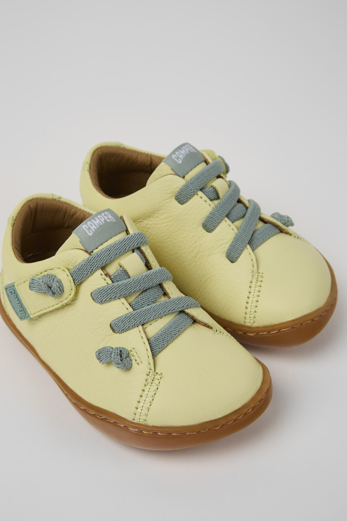 Peu Chaussures pour enfant en cuir jaune.