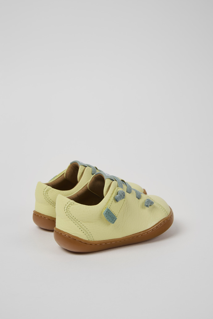 Peu Chaussures pour enfant en cuir jaune.