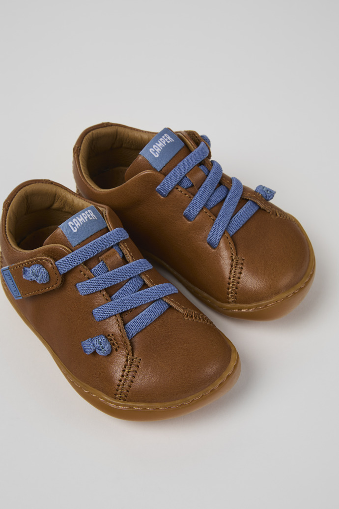 Peu Chaussures en cuir marron pour enfant.