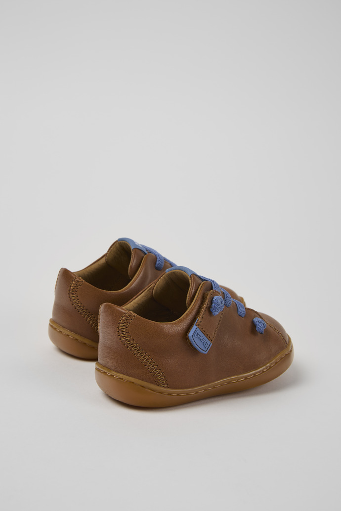 Peu Chaussures en cuir marron pour enfant.