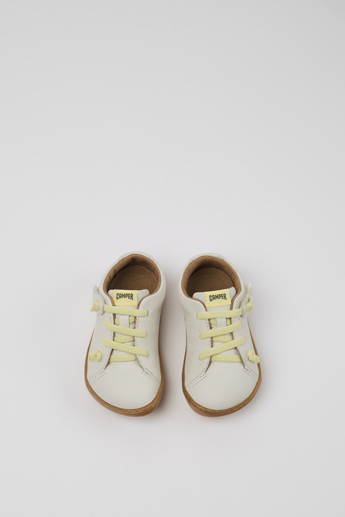 Peu Chaussures en cuir blanc pour enfant.