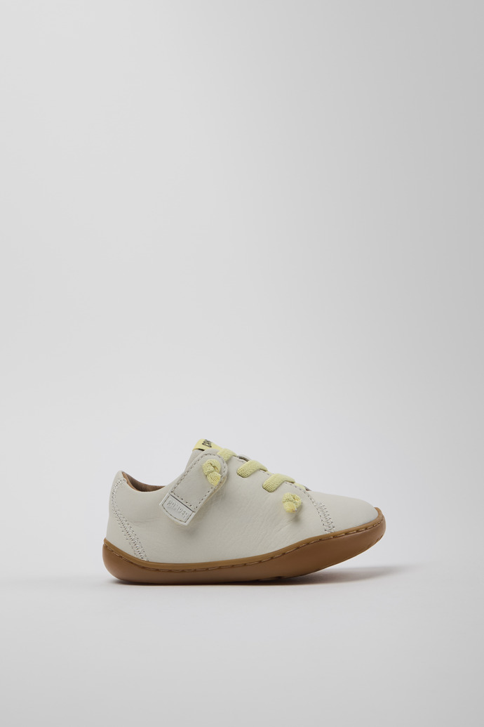 Peu Chaussures en cuir blanc pour enfant.