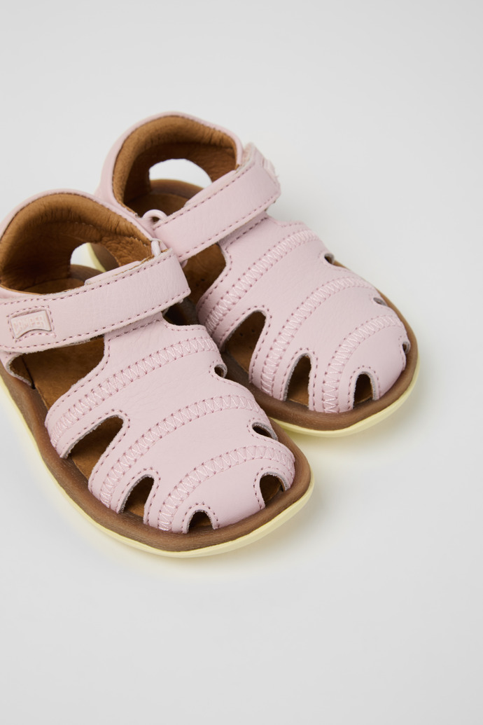 Bicho Sandales fermées en cuir rose pour enfants.