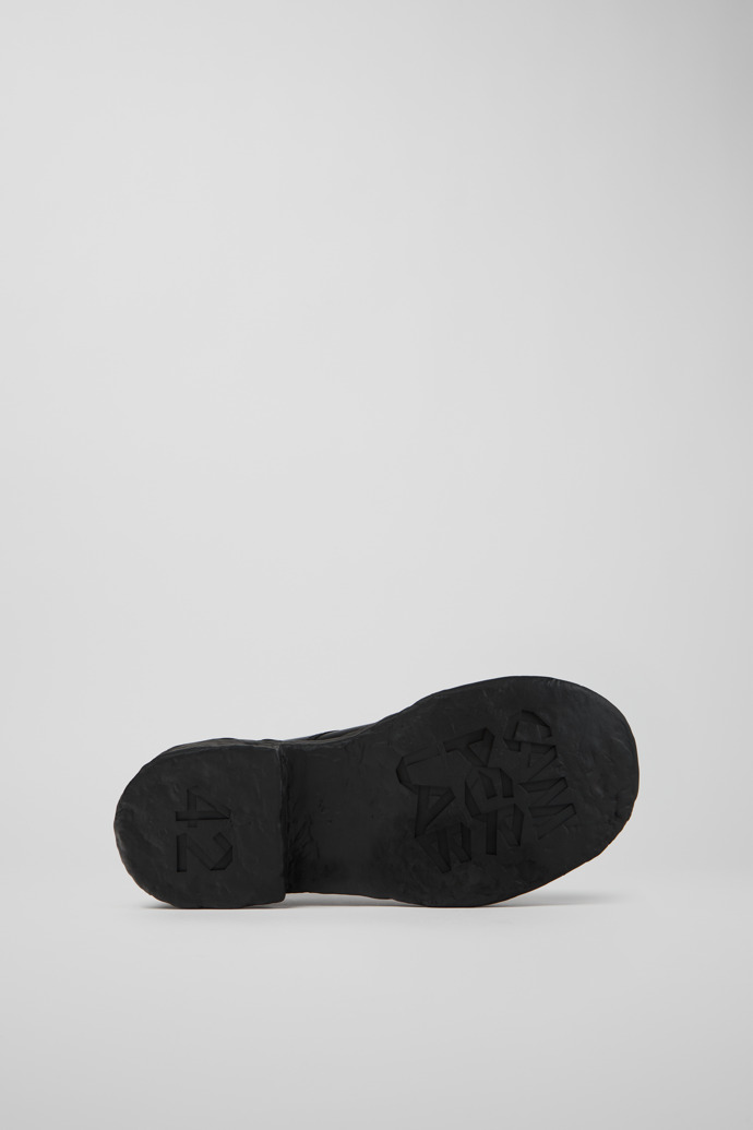 The soles of VAMONOS BLACK