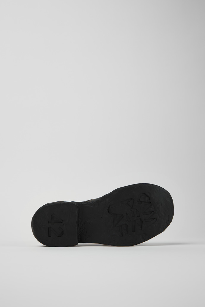 The soles of VAMONOS BLACK